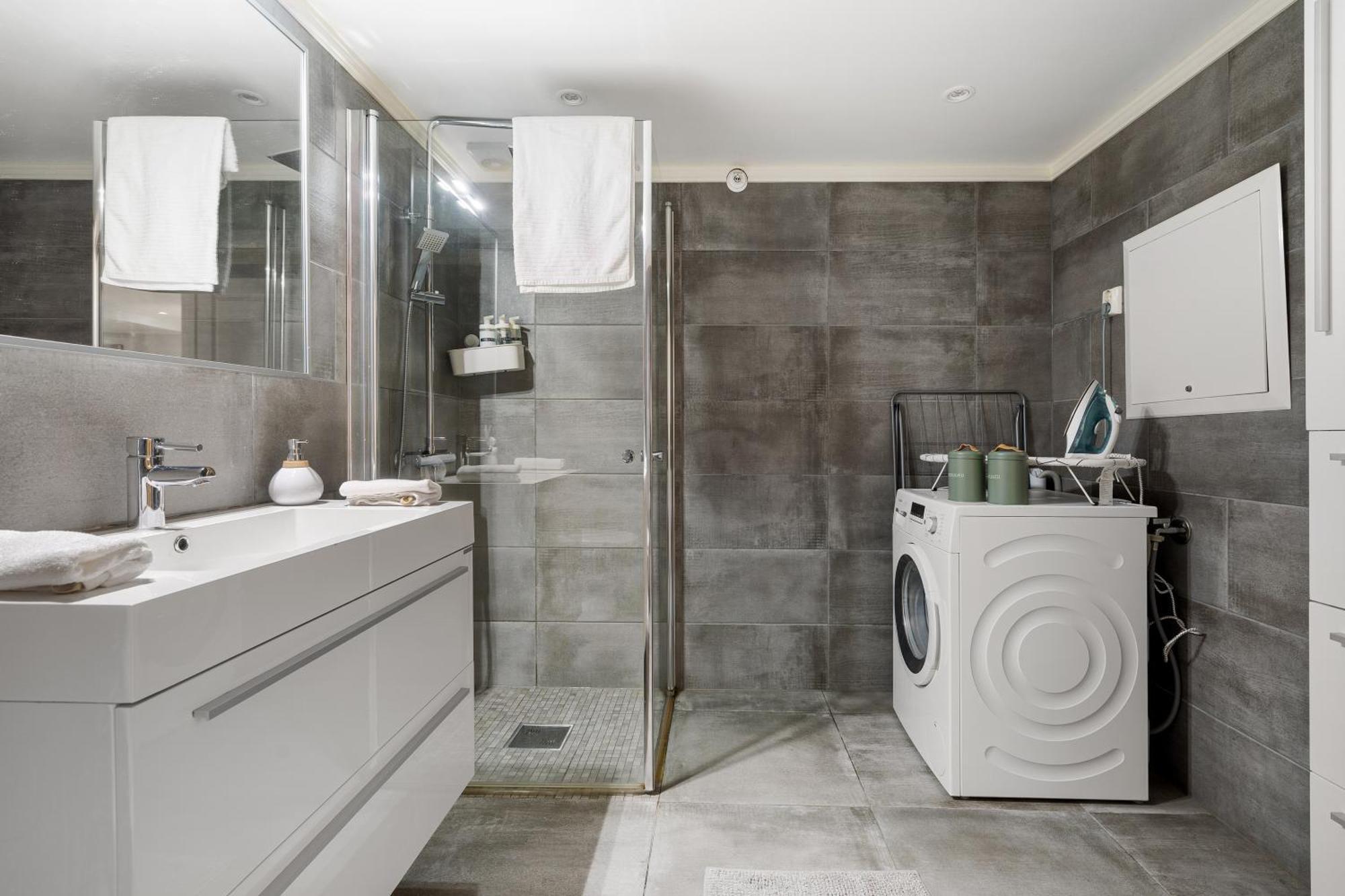 Solsiden Modern Stay: King Beds, Private Entry Trondheim Extérieur photo